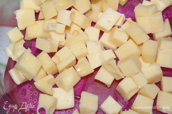 Сыр маасдам (рекомендовали использовать в этот салат именно этот сыр) нарезать небольшими кубиками 0,5-1 см.