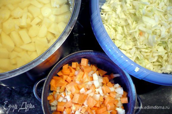 Чистим картофель, режем его на кусочки, желательно поменьше, это вкуснее, также чистим морковь, лук и чеснок. Режем также меленько. Грибы режем на пластиночки. Капусту шинкуем и посыпаем солью, обминаем руками, чтобы она дала сок.