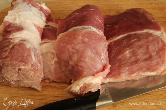 Сделать на мясе продольные надрезы, не дорезая до конца. Посолить и поперчить внутри и снаружи.
