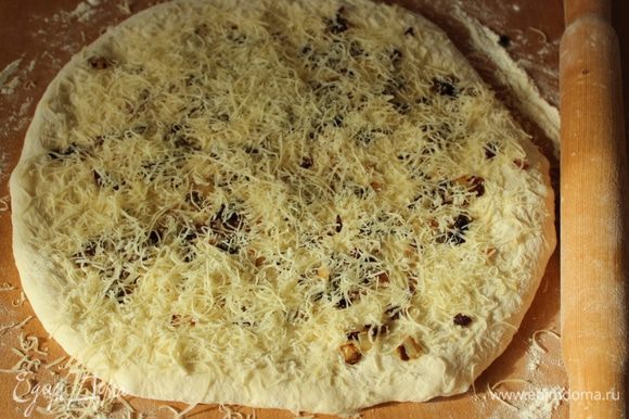Рецепт приготовления пшенично-ржаного теста здесь http://www.edimdoma.ru/retsepty/42754-hleb-s-maslinami-ot-rishara-bertine. Тесто раскатать не очень тонко, выложить жаренный лук и натертый на мелкой терке пармезан.