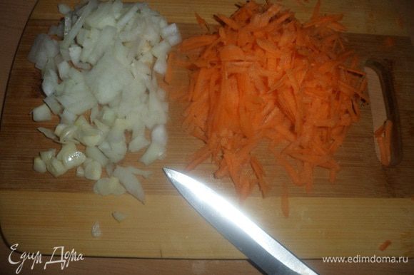 Лук порезать, морковку натереть на крупную терку, измельчить чеснок