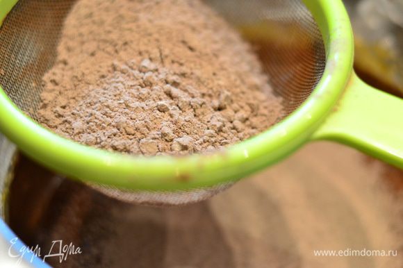 Туда же добавьте просеянную муку с какао в несколько приемов. Смешайте лопаткой аккуратно, получается густое шоколадное тесто.