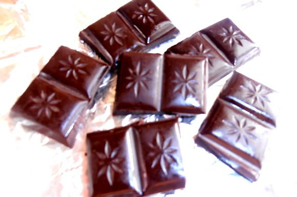 Шоколад поломать на ровные кусочки.