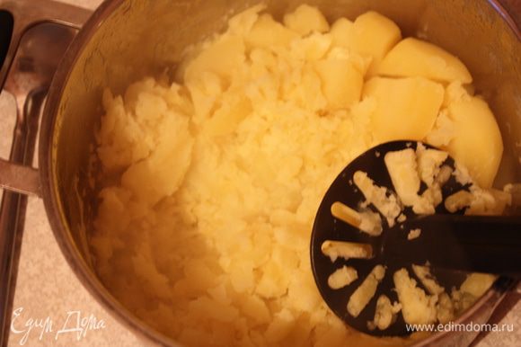 Картофель отвариваем и делаем из него пюре.Без молока,конечно.