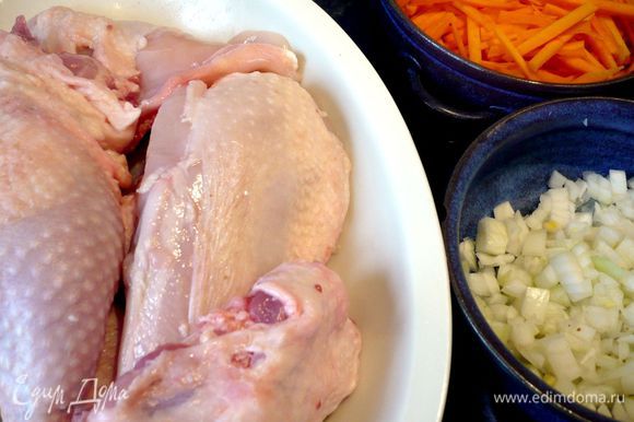 Курицу разделываем на порционные куски. Режем морковь брусочками, а лук — мелкими кубиками.