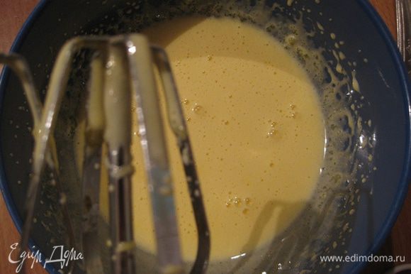 Для начала желтки взбейте с тремя столовыми ложками сахара (75 г) в светлую пену .