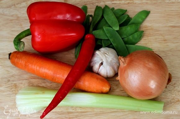 Пока мясо маринуется, подготовим овощи... Овощи для стир фрай можно брать любые. Как и для супа Минестроне.