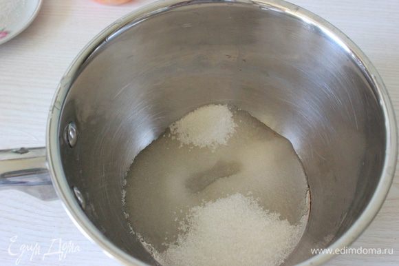 Карамельный мусс с корицей: Замочить желатин в холодной воде. В небольшом сотейнике смешать сахар и воду. Приготовить карамель.