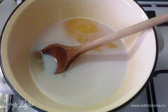 Займемся приготовлением коржей. В кастрюле на водяной бане растапливаем мёд+сахар+соль+молоко. Варим 1-2 мин. до получения светло-рыжего цвета.