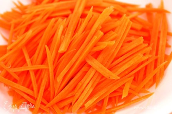 Морковь нашинковать тонкой соломкой.