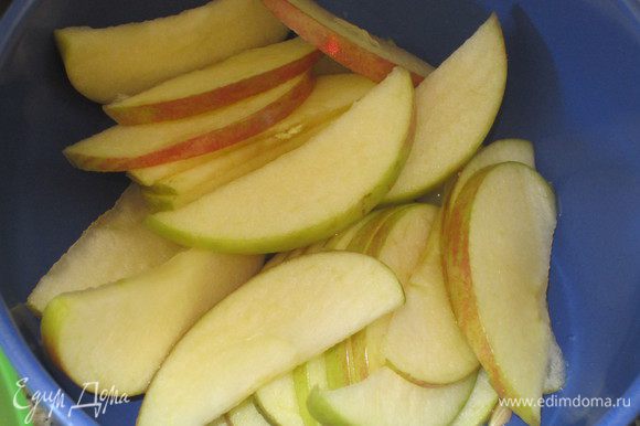 Тонко нарезать яблоки и сбрызнуть лимонным соком.