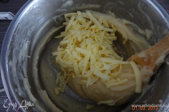 Добавляем натертый сыр, красный молотый перец и перемешиваем, теперь не так энергично)))