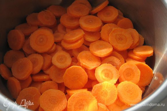 Морковь порезать кольцами. Рис промыть 2 раза.