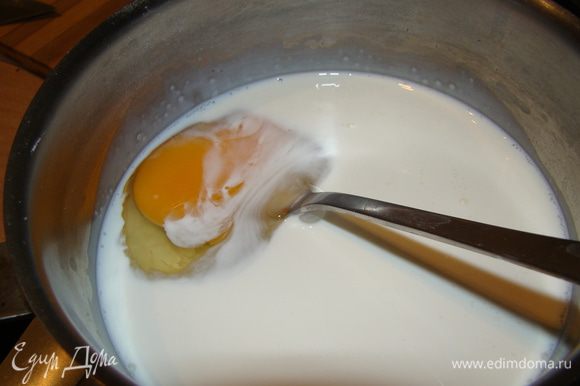На следующий день сделаем крем. Для сиропа: соединить яйцо, сахар и сливки, варить до загустения, остудить. Если боитесь, что подгорит, выполните эту процедуру на водяной бане. Масса будет похожа на более жидкую сгущенку.