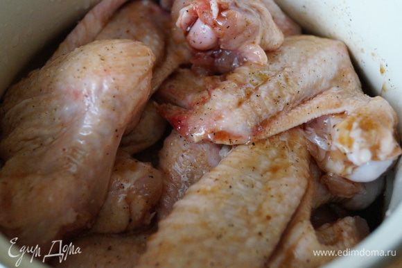 Куриные крылышки промыть, натереть солью и специями. Залить медово-соевым соусом и оставить мариноваться на 2-3 часа
