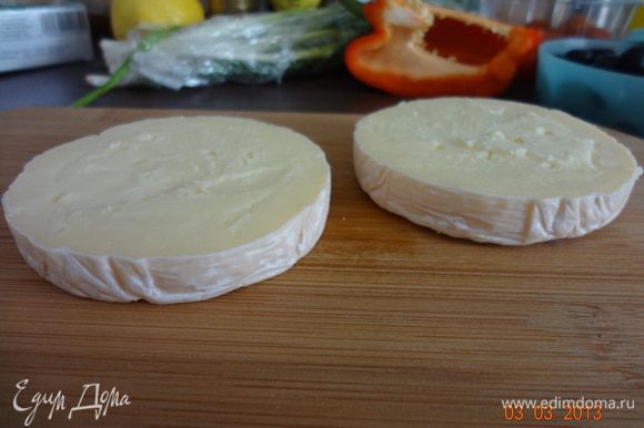 Сыр разрезать на две равные половинки, аккуратно вырезать ножом серединку.
