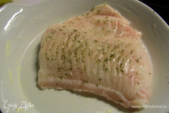 Рыбу солим, перчим, можно посыпать специями для рыбы по вкусу. В оригинальном рецепте ее предлагают готовить на гриле, а я запекала в духовке. И к ней в конце добавила овощной гарнир.