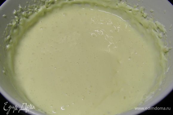 Для творожно-вишневой прослойки взбиваем на средней скорости крем-сыр с сахаром. Добавляем яйцо, ванильный и миндальный экстракт и взбиваем еще раз.