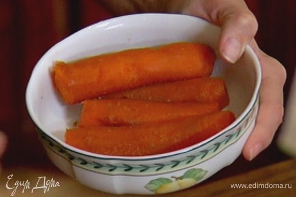 Морковь запечь в духовке до готовности, затем почистить.