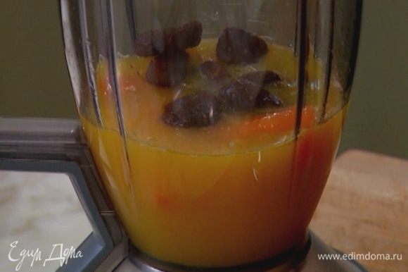 В блендере соединить апельсиновый сок, морковь и курагу и измельчить все в однородную массу.