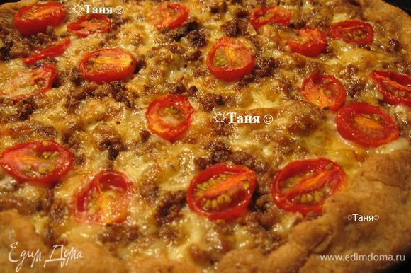 Слои можно продолжать и повторять, пицца может быть такой высокой как высота вашей сковороды. После слоя сыра можно также добавить перчик зелёный кубиками. Приятного аппетита :)!