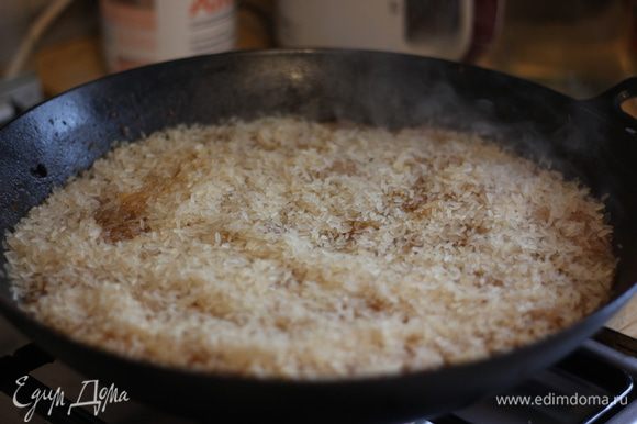 Промойте рис до прозрачной воды - от трех до десяти раз. Убавьте до минимального огонь под казаном. Вскипятите полтора литра воды. Рис выложите сверху ровным слоем и слегка прижмите его.