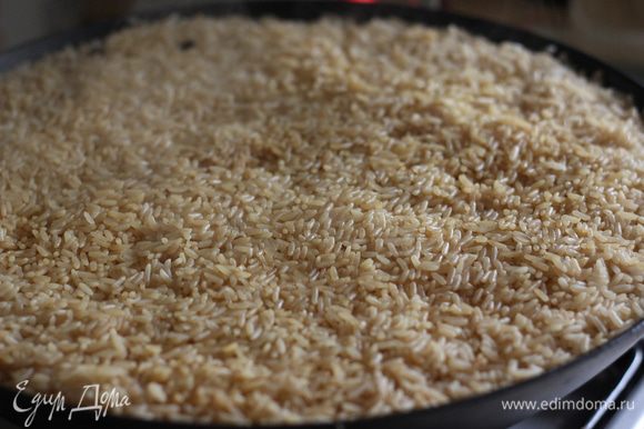 Обратите внимание, какой получился ровный не слипшийся и гладкий рис. Цвет риса стал темнее из-за жидкости в зирваке - где тушилось мясо.