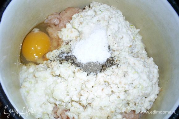 Готовим мясной фарш. Пропускаем через мясорубку куриное филе, лук, замоченный в сливках батон. Добавляем яйцо, солим, перчим по вкусу и вымешиваем до однородности.