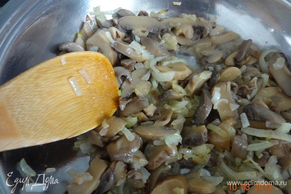 В небольшой сковороде разогреть оливковое масло, обжарить лук до мягкости, добавить грибы (изначально в рецепте был бекон) и потушить минут 10, чтобы лишняя влага выпарилась.