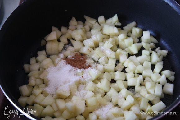 На сковороде на среднем огне тушить яблоки 10 минут (без воды и масла).
