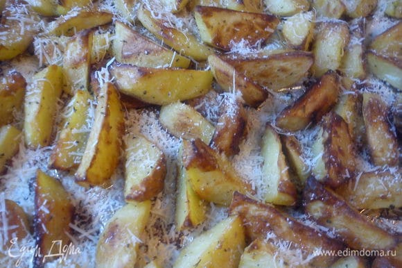 Посыпать картофель пармезаном, отправить в духовку до готовности.