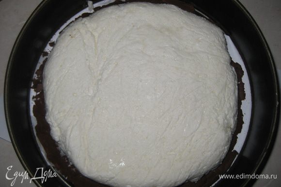 Начинаем сборку торта. В круглую форму со съемными бортами выкладываем наш бисквит (если есть желание, можно пропитать ромом). Осторожно выкладываем на бисквит уже застывший кокосовый мусс.