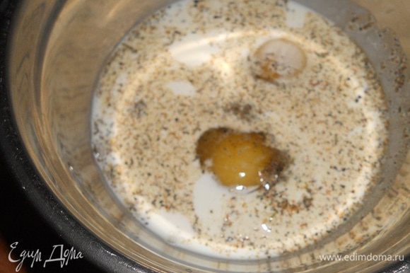 Яйца смешать со сливками, добавить соль и перец.