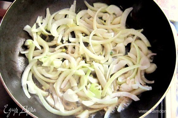 В сковороду, где жарилась баранина, положить нарезанный лук, влить 2 ст л настоя от чернослива. Готовить 2 мин.