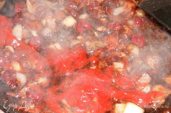 Затем добавить томатный соус (у меня сацибели), половину стакана воды и протушить около минуты, посолить, если нужно, по вкусу. Соус можно пропустить через блендер по желанию.