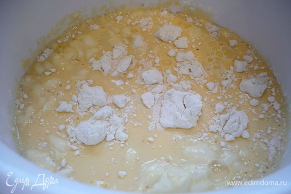 Масло растопить. Муку смешать с солью, добавить яйца и молоко и все хорошенько перемешать.