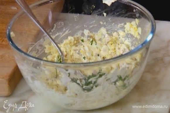 Приготовить начинку: соединить сельдь с рублеными яйцами, добавить сметану, укроп и перемешать.