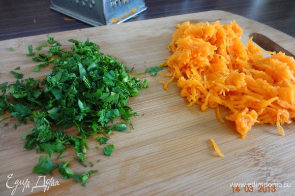 Морковь натереть на мелкой терке, зелень помыть, мелко порубить. Яйца взбить со сливками, добавить морковь и зелень, посолить и поперчить по вкусу.