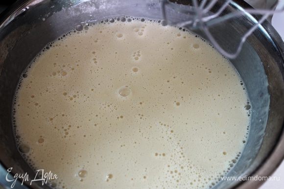 Приготовить тесто для блинов: яйца, сахар, соль и ванилин взбить миксером до пышной пены. Добавить масло, молоко (1/2 часть) и муку с содой...все тщательно взбить, чтобы не было комочков. Влить оставшееся молоко и еще раз взбить. Тесто должно быть жидким, чтобы блины получились тонкими (можно регулировать количеством молока...не вливайте его сразу)