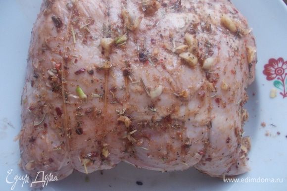 Затем мясо хорошенько натереть солью и специями. Поставить запекать в духовку на 1.5 часа при 180 С. Постоянно поливать выделившимся соком.