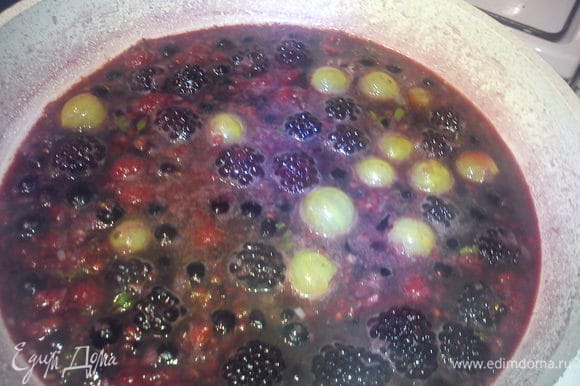 Всыпать в сковороду ягоды и влить оставшееся вино. Добавить тимьян и уварить наполовину. Добавить соль и сахар по вкусу. Соус должен получиться кисло-сладкий.