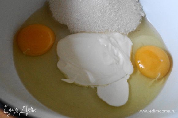 В отдельной чашке смешать яйца, сметану, сахар и ванильный сахар