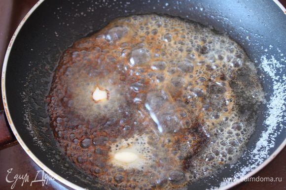 Как сахар станет коричневым добавляем масло