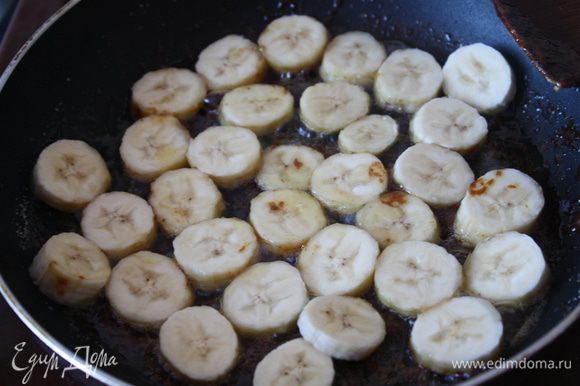 Добавляем бананы и обжариваем минуту