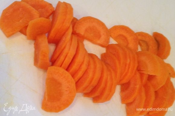 Почистить морковь и нарезать ее кружочками