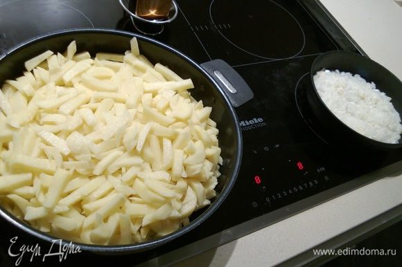 Начинаем жарить картошку и лук.