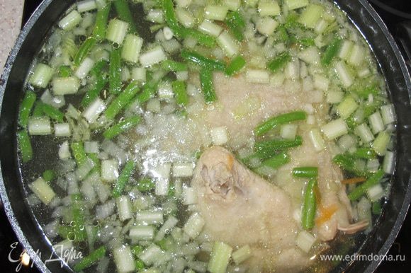 Курицу вытащить из бульона, остудить, отделить от костей. Порезанные овощи добавить в бульон, проварить до готовности картофеля. Добавить мясо курицы.
