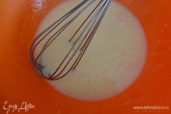 В растопленное (чуть остывшее) сливочное масло добавлять яйца по одному и хорошо перемешивать после каждого, получиться однородная масляно-яичная смесь.