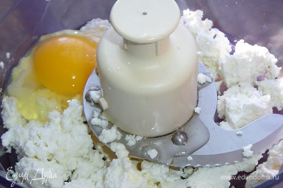 Пока начинка остывает приступаем к приготовлению теста, для этого соединяем кефир с молоком, перемешиваем, затем смешиваем творог, яйца, половину молочной смеси и хорошенько взбиваем с помощью кухонного процессора или блендера.