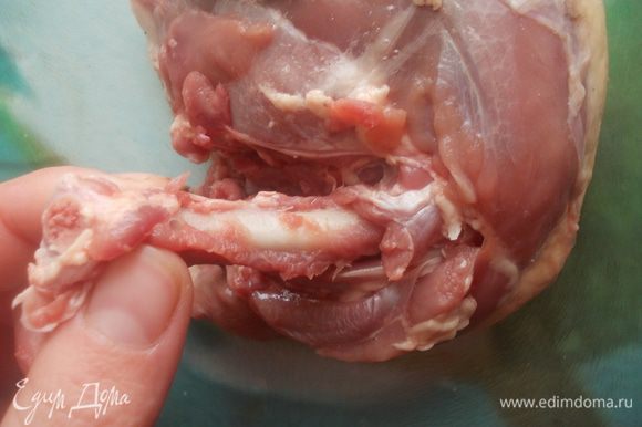 Из утиной ножки нужно удалить крайнюю косточку так, чтобы не повредить целостность мяса.